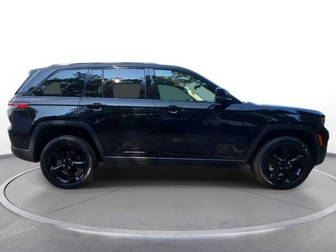 Used 2023 Jeep Grand Cherokee Limited w/ Black Appearance Package AWD/4WD image 4