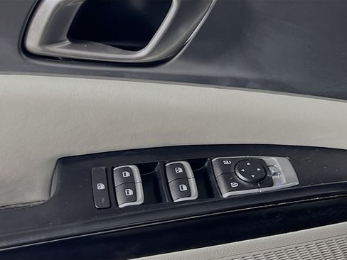 Used 2024 Kia Carnival LX FWD image 17