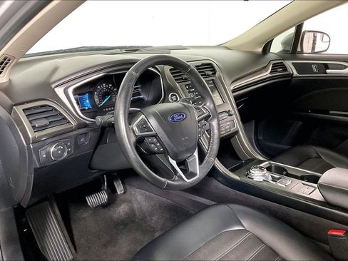 Used 2017 Ford Fusion SE w/ Equipment Group 201A image 12