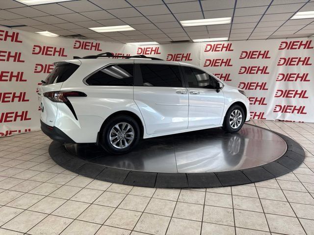 Used 2025 Toyota Sienna XLE w/ XLE Plus Package FWD image 32