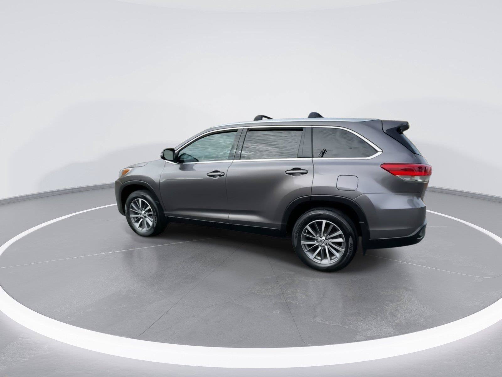 Used 2019 Toyota Highlander XLE AWD/4WD image 6