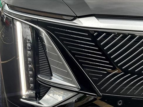 Certified 2025 Cadillac Lyriq Luxury w/ LPO, Floor Liner Package AWD/4WD image 29