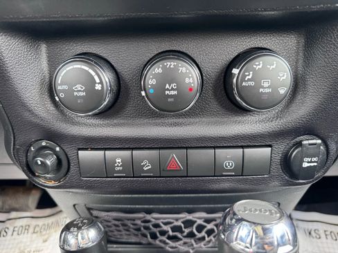 Used 2017 Jeep Wrangler Unlimited Rubicon w/ Connectivity Group image 24