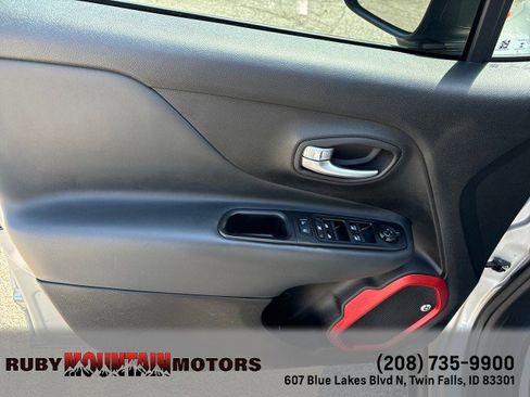 Used 2018 Jeep Renegade Trailhawk AWD/4WD image 9