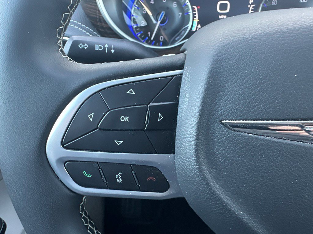 Used 2023 Chrysler Pacifica Limited w/ Uconnect Theater Family Group FWD image 44