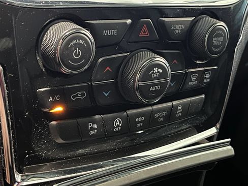 Used 2022 Jeep Grand Cherokee Limited AWD/4WD image 24
