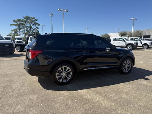 Certified 2022 Ford Explorer XLT w/ Equipment Group 202A image 9