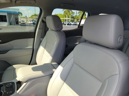 Used 2022 GMC Acadia SLT w/ Technology Package FWD image 15