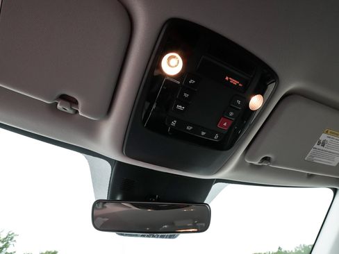 Used 2025 Kia Carnival EX FWD image 29