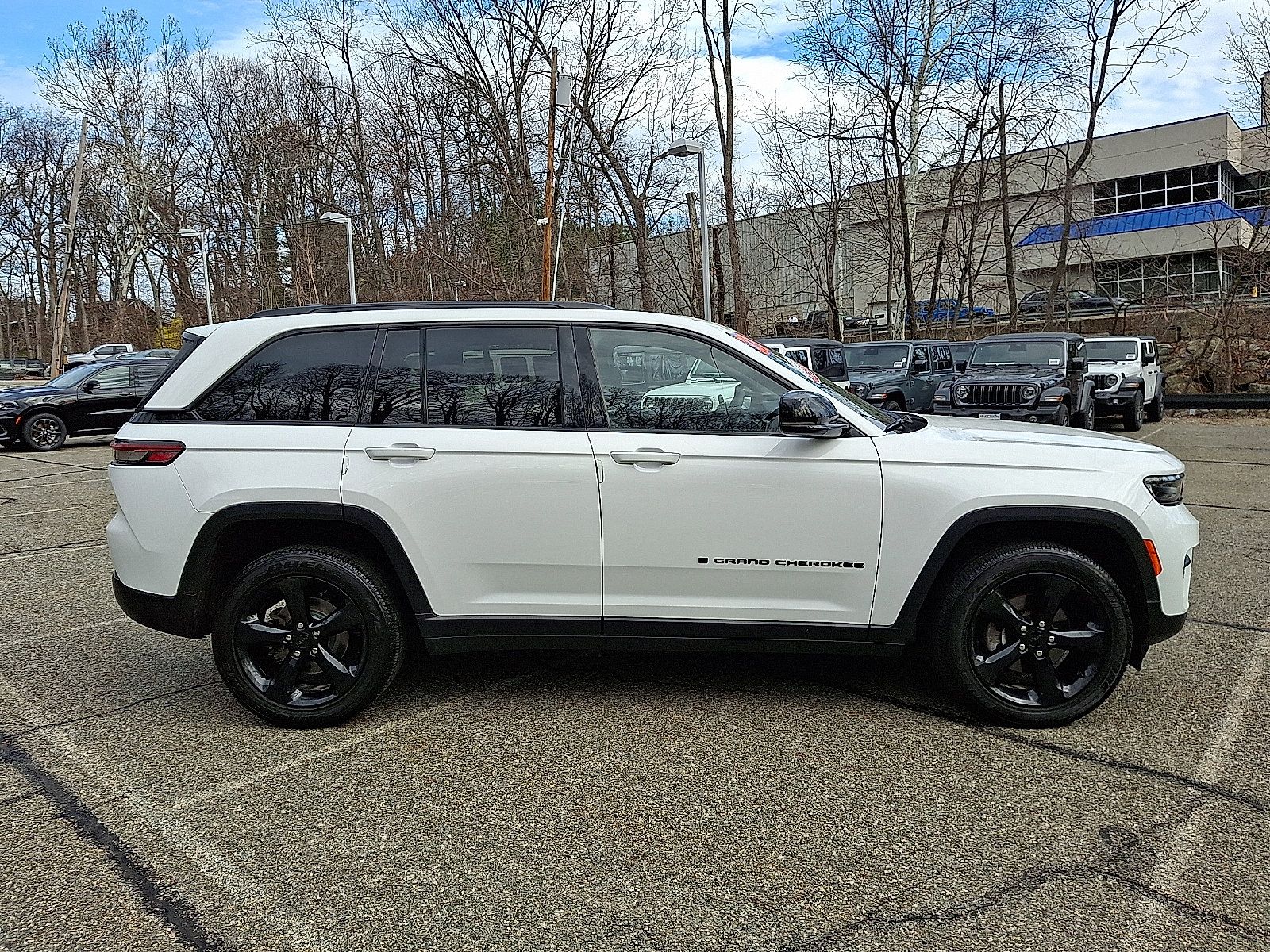 Used 2023 Jeep Grand Cherokee Altitude AWD/4WD image 8