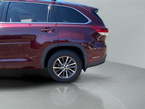 Used 2017 Toyota Highlander XLE AWD/4WD image 35