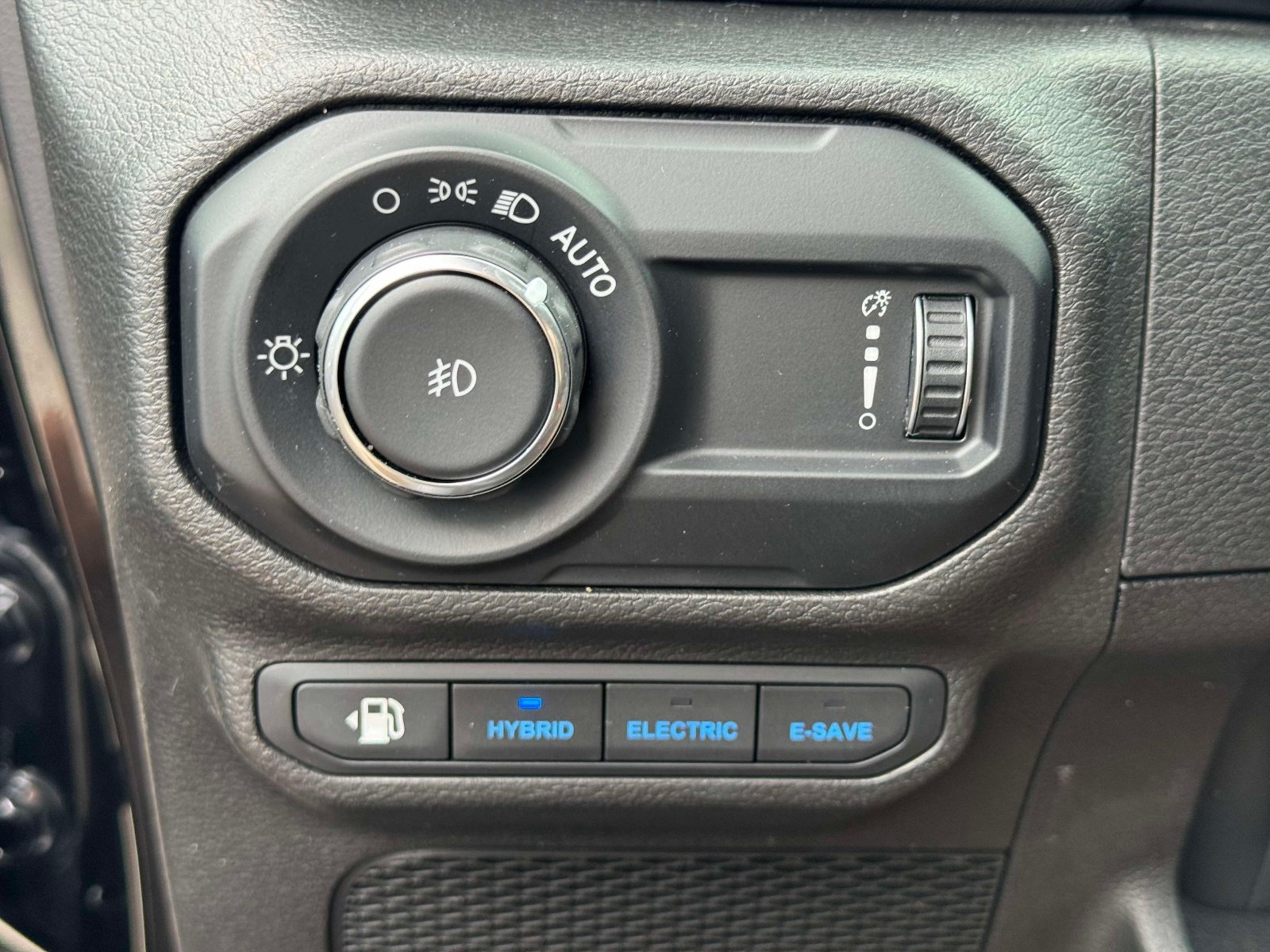 Used 2023 Jeep Wrangler Unlimited Sahara w/ Cold Weather Group AWD/4WD image 18