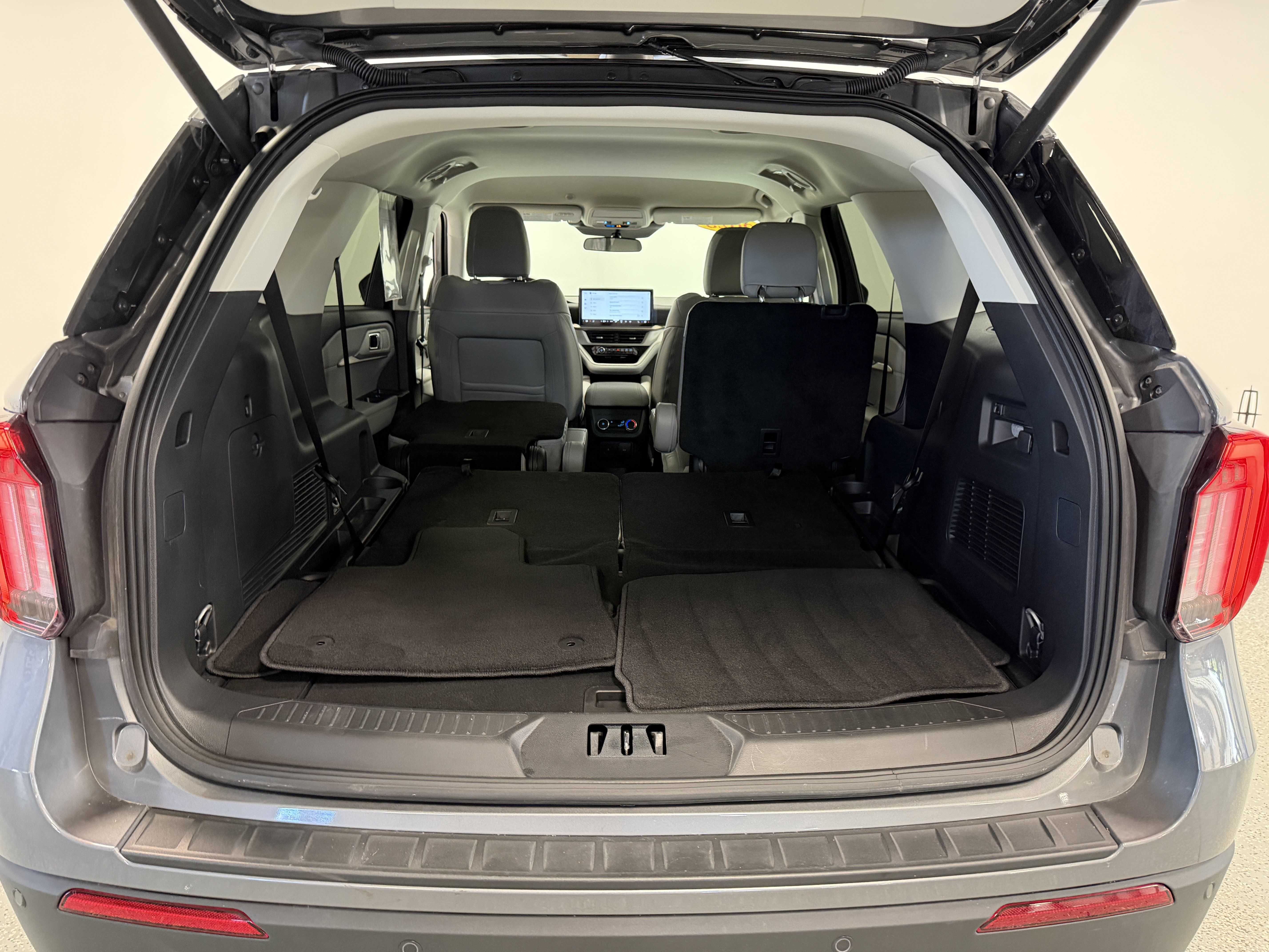 Used 2025 Ford Explorer Active w/ Active Comfort Package AWD/4WD image 27