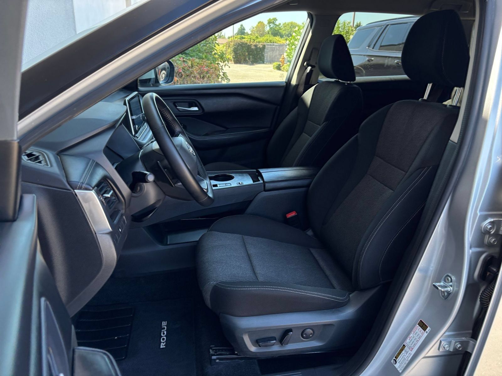 Used 2025 Nissan Rogue SV FWD image 37