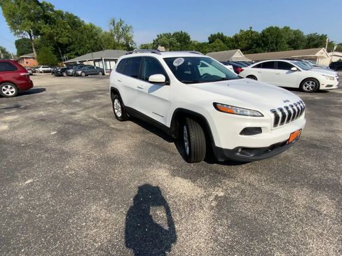 Used 2018 Jeep Cherokee Latitude Plus FWD image 3