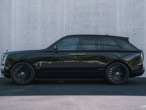 Used 2020 Rolls-Royce Cullinan Black Badge AWD/4WD image 23