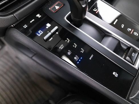 Certified 2026 Porsche Macan AWD/4WD image 25