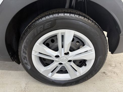 Used 2023 Nissan Kicks S FWD image 7