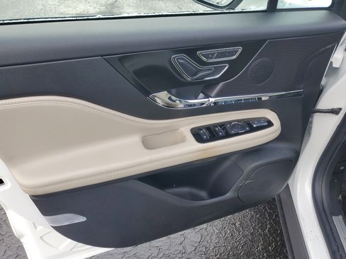 New 2026 Lincoln Corsair Premiere image 8