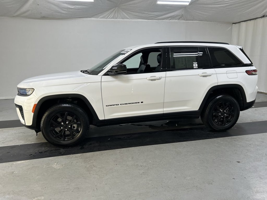 Used 2026 Jeep Grand Cherokee Altitude AWD/4WD image 6