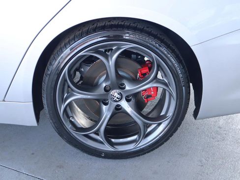 Used 2019 Alfa Romeo Giulia RWD image 11