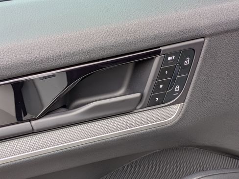 Certified 2025 Porsche Cayenne AWD/4WD image 23