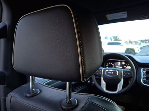 Used 2023 GMC Yukon SLT w/ SLT Luxury Package image 13