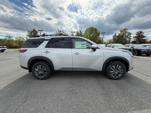 New 2025 Nissan Pathfinder SV image 4