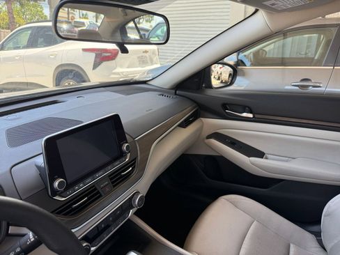 Used 2025 Nissan Altima 2.5 SV FWD image 32