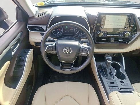 Used 2021 Toyota Highlander XLE image 13