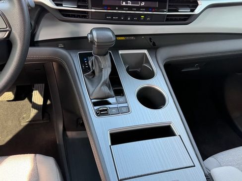 Used 2025 Toyota Sienna LE w/ LE Plus Package FWD image 22