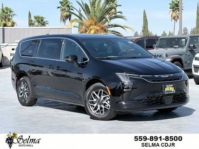 New 2027 Chrysler Pacifica Limited w/ Family Tech Group