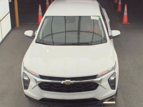 Used 2025 Chevrolet Trax LS w/ LS Convenience Package image 2