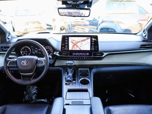 Used 2022 Toyota Sienna Platinum image 16