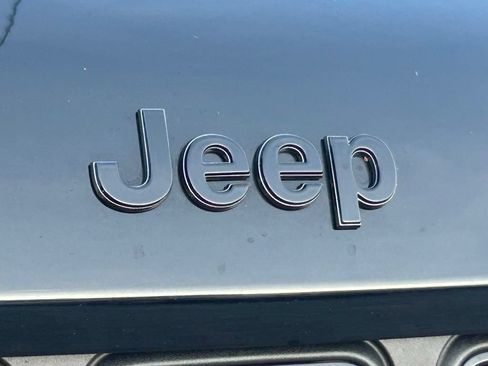 Used 2024 Jeep Grand Cherokee Altitude AWD/4WD image 19
