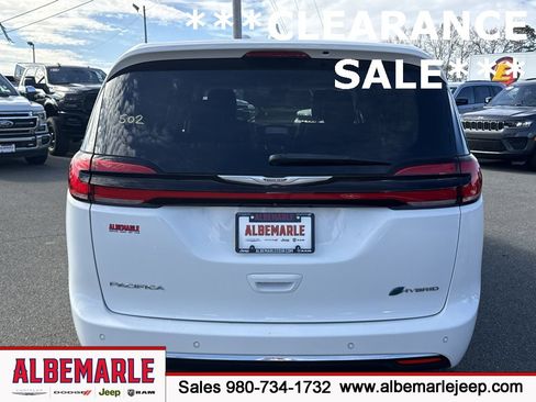 Used 2022 Chrysler Pacifica Touring-L image 4