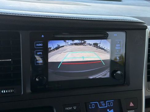 Used 2017 Toyota Sienna XLE FWD image 24