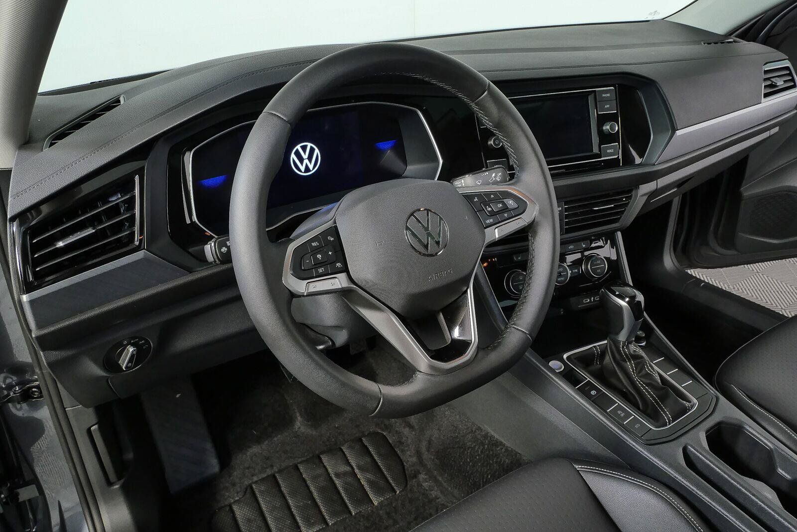 Used 2024 Volkswagen Jetta SE w/ Panoramic Sunroof Package FWD image 4