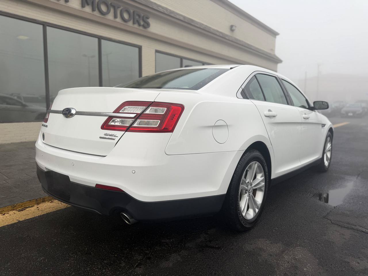 Used 2018 Ford Taurus SEL FWD image 3
