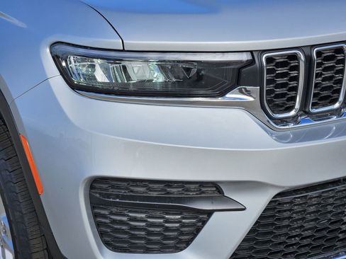 New 2025 Jeep Grand Cherokee Laredo image 9