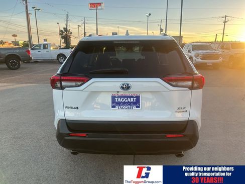 Used 2022 Toyota RAV4 XLE w/ Convenience Package image 4