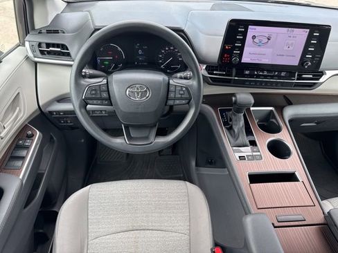 Used 2023 Toyota Sienna LE FWD image 5