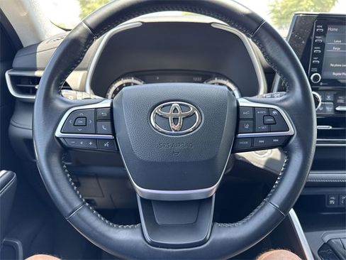 Used 2022 Toyota Highlander XLE image 15