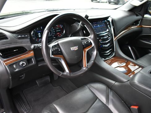 Used 2019 Cadillac Escalade Premium Luxury RWD image 10