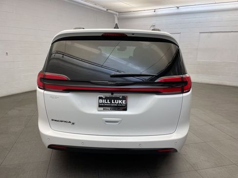 New 2026 Chrysler Pacifica Select image 4