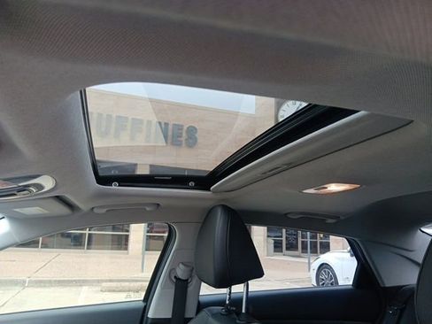 Used 2023 Hyundai Elantra Limited image 5