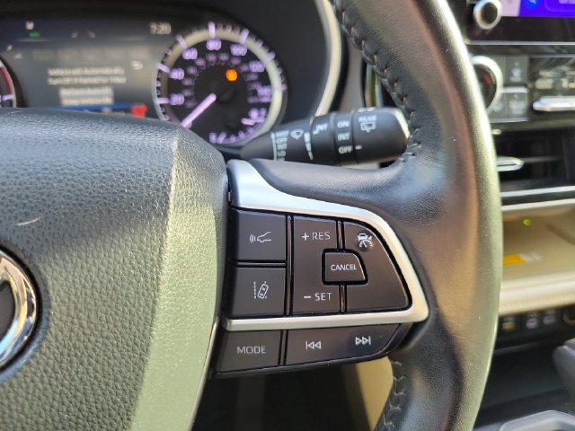 Used 2024 Toyota Highlander XLE AWD/4WD image 17