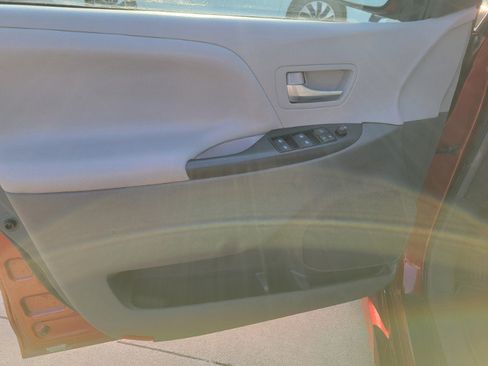 Used 2018 Toyota Sienna LE w/ Carpet Mat Package FWD image 15