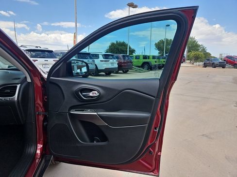 Used 2021 Jeep Cherokee Latitude AWD/4WD image 14