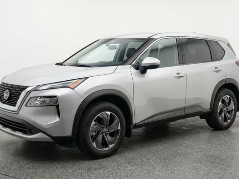 Used 2025 Nissan Rogue SV image 3
